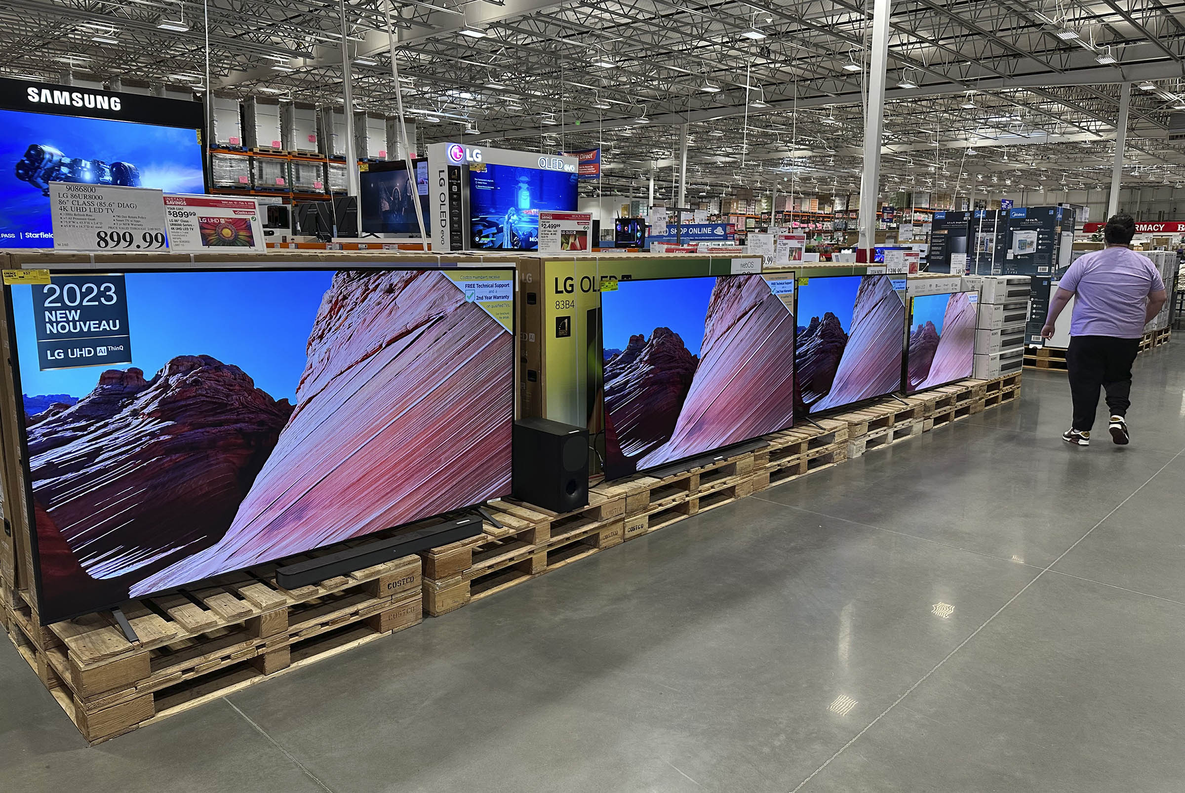 Americans increased spending tepidly last month as anxiety over the economy takes hold
