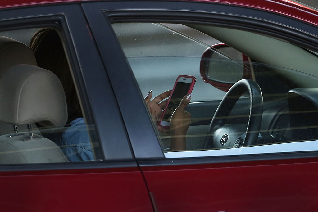 AAA highlights smartphone feature that could reduce distracted driving
