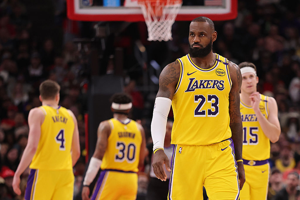 Buss family agrees to sell controlling stake of Lakers to Mark Walter for $10B, AP source says